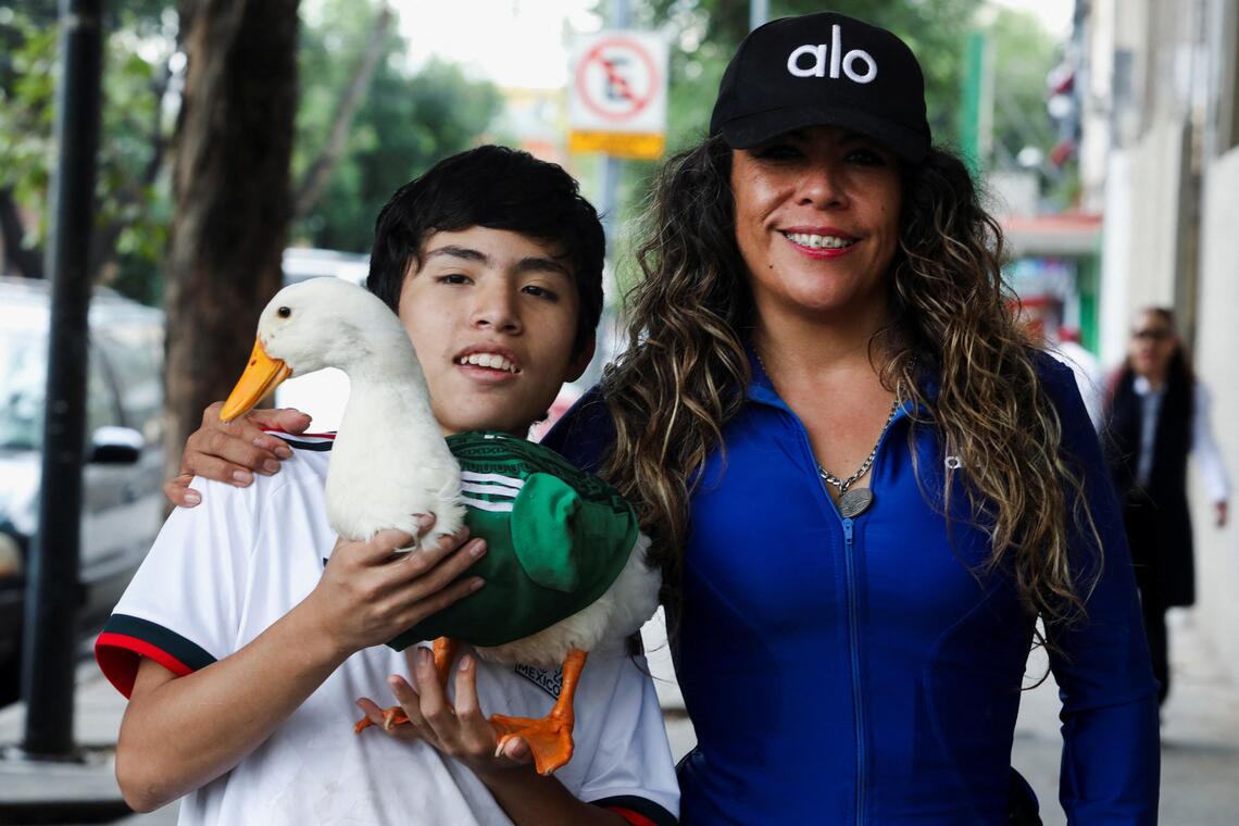 2026-06-17T020514Z1665564341RC24VLAFYDUYRTRMADP3SOCCER-WORLDCUP-MEXICO-DUCK.jpg